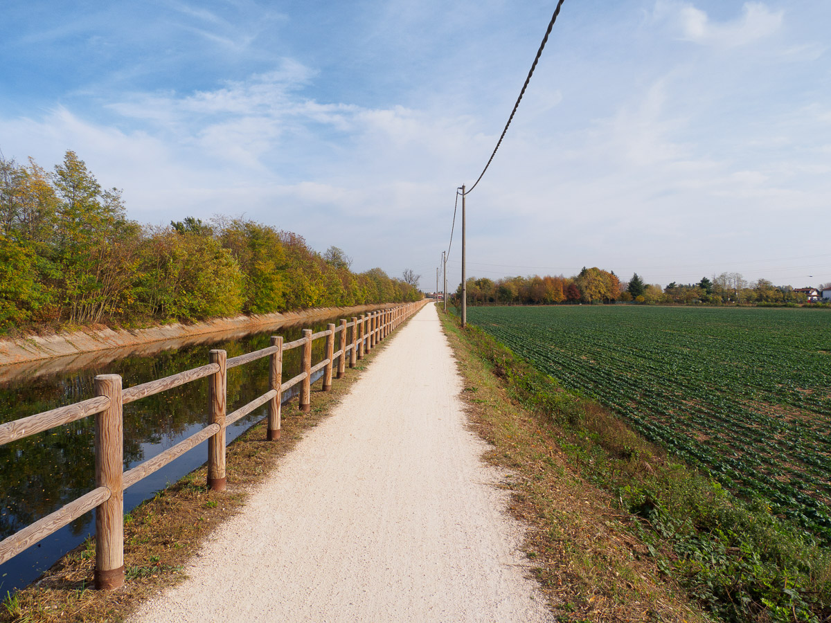 Bike path at Buscate along the canal Villoresi